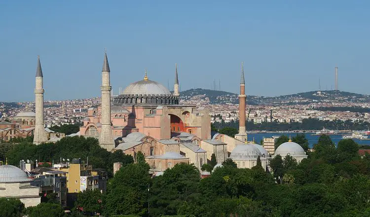 Die Hagia Sophia und der Stadtteil Sultanahmet, zusammen mit dem Bosporus. 