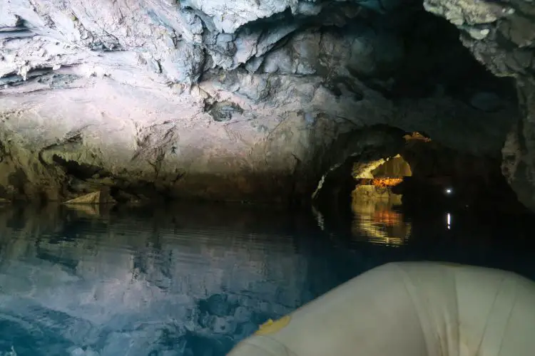 Das türkisblaue Wasser im Inneren der Altinbesik Höhle aus einem Schlauchboot fotografiert.