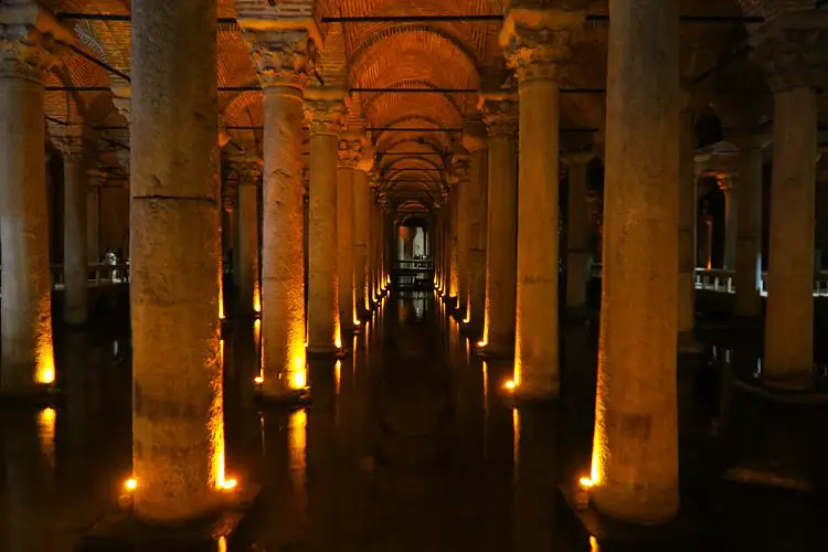 Die Säulen der Cisterna Basilika in Istanbul, Türkei.