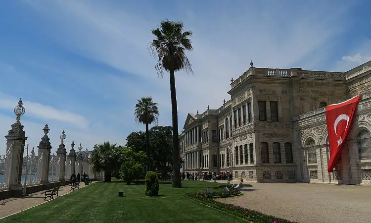 Der Garten am Bosporus im Dolmabahce Palast in Istanbul, Türkei