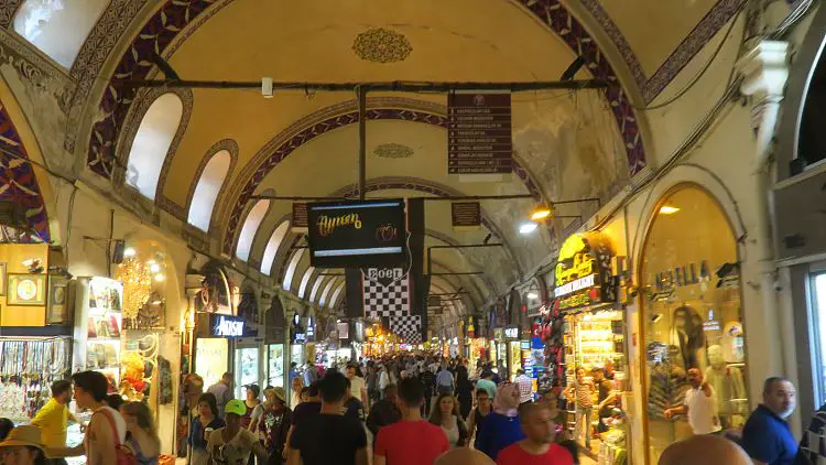 Tausende Menschen laufen an dir in jeder Minute im Großen Basar von Istanbul vorbei!