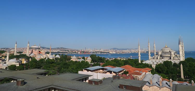 Der Ausblick auf die Hagia Sophia, die Blaue Moschee und das Marmarameer aus der Altstadt von Istanbul. 