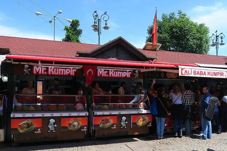 Ein Kumpir-Straßenladen mit vielen Besuchern. 