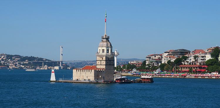 Blick aus einer Bosporusfähre auf den Mädchenturm und die dahinterliegende Bosporusbrücke. 