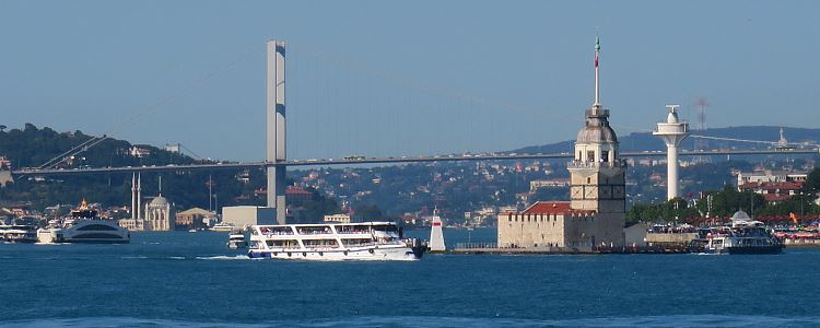 Blick von einer Fähre auf den Leanderturm und den Bsoprosu, mit der Bosporusbrücke im Hintergrund. 