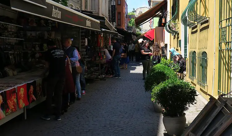 Die Marktstände in einer schmalen Straße in Ortaköy. 