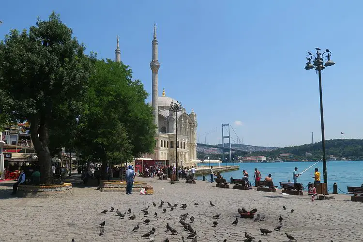 Blick auf die Ortaköy Moschee am Bosporusufer und die Bosporusbrücke. 