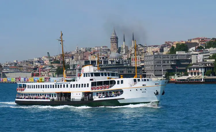 Eine Bosporusfähre am Bosporus mit dem Galataturm im Hintergrund.