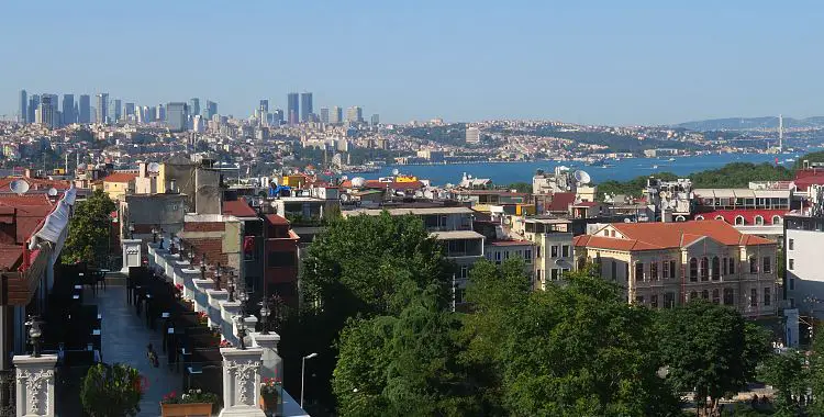 Aussichtspunkt auf der Dachterrasse mit Blick auf die Altstadt Sultanahmet, den Bosporus und Beyoglu.
