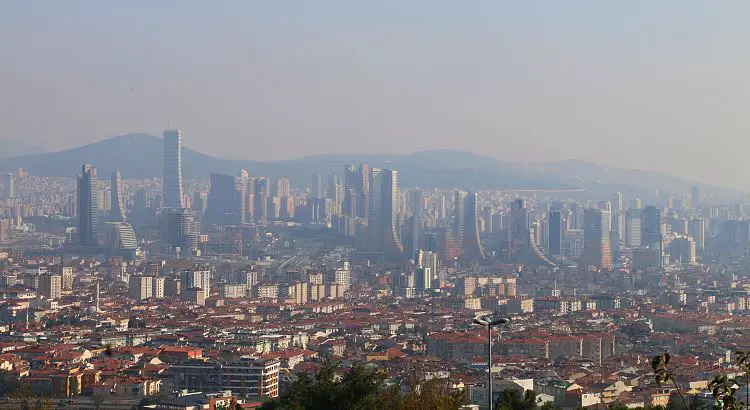 Ausblick auf Hochhäuser auf der asiatischen Seite von Istanbul. 