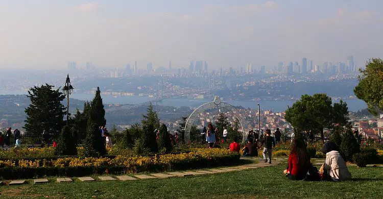 Ausblick auf den Bosporus, die Bosporusbrücke und die europäische Seite von Istanbul.