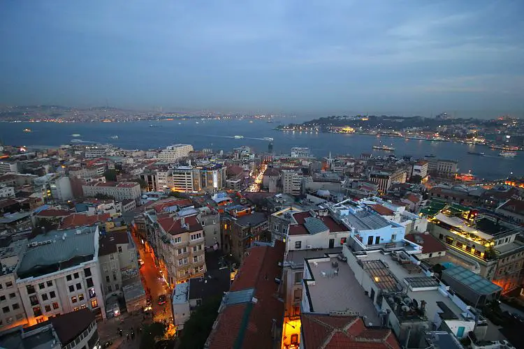 Aussicht in der Abenddämmerung auf Istanbuls Altstadt Sultanahmet, das Goldene Horn, den Bosporus, das Marmarameer und die asiatische Seite von Istanbul. 
