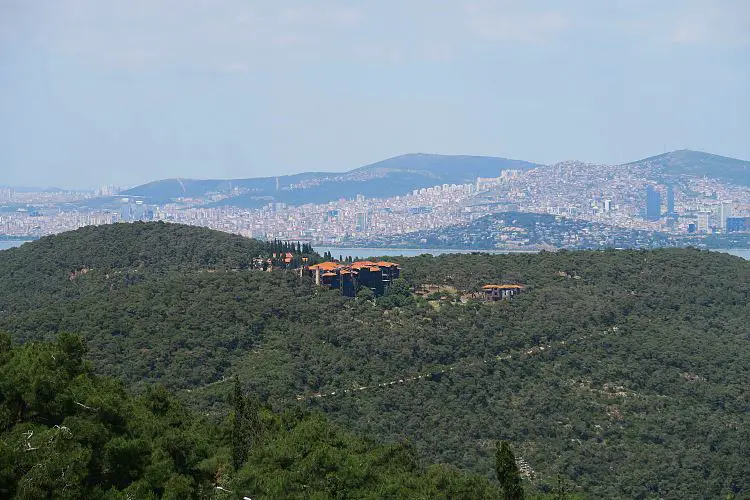 Aussicht vom Kloster auf Büyükada auf Istanbul und das Marmarameer.