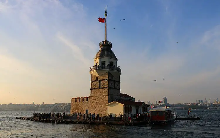 Der Mädchenturm bei Sonnenuntergang.