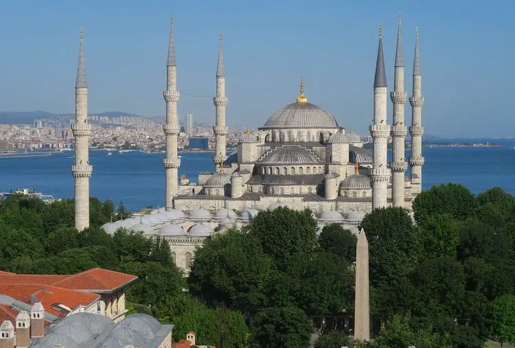 Blaue Moschee und der Bosporus in der Altstadt von Istanbul