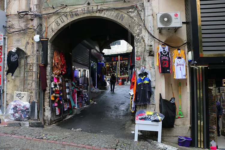 Eingang des Han mit der Aufschrift: Büyük Valide Han.