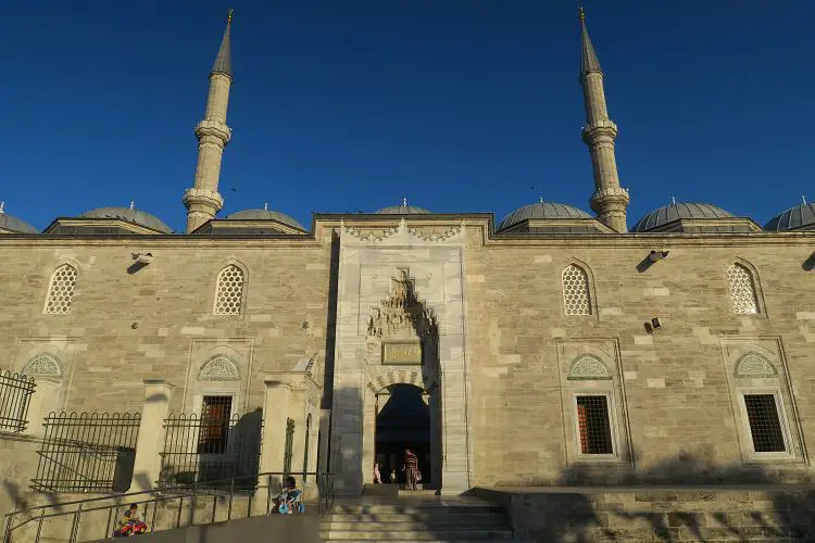 Eingang in den Innenhof der Fatih Moschee in Istanbul.