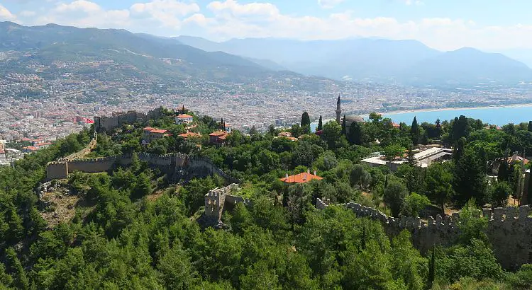 Blick auf die Festung Ehmedek auf dem Burgberg von Alanya. 