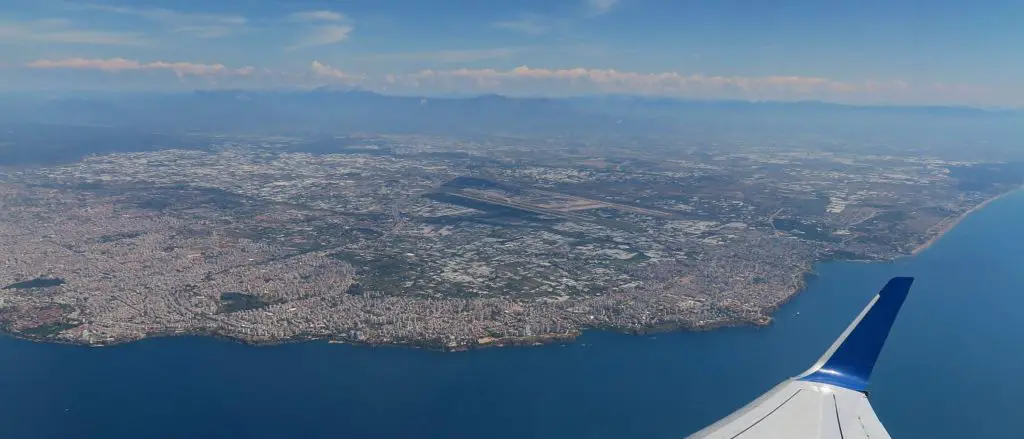 Aufnahme aus einem Flugzeugfenster auf das Meer vor Antalya, in der Türkei.
