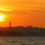 Der Ausblick vom Aussichtspunkt am Mädchenturm auf die untergehende Sonne über Istanbuls Altstadt Sultanahmet und den Bosporus.