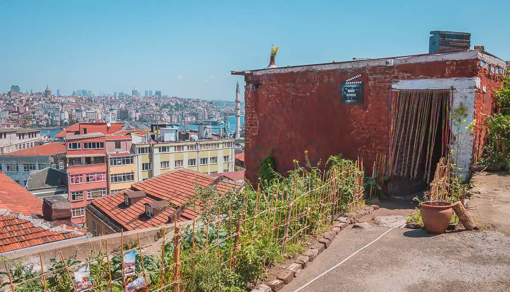 Vorderes Dach des Kubbe Istanbul (Sagir Han) mit Ausblick auf das Goldene Horn