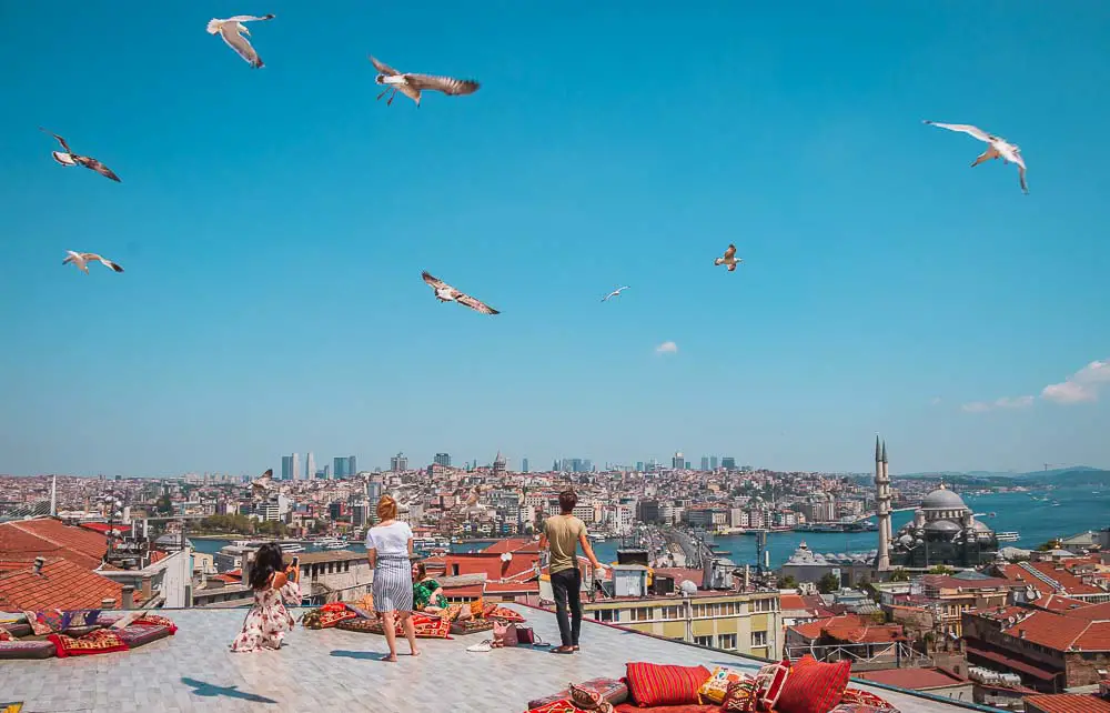Behind the scenes am Kubbe Istanbul mit Möwen, dem Ausblick und der Fotografin