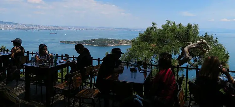 Ausblick auf das Marmarameer, Büyükada, eine der kleinen Prinzeninseln und Istanbul. 