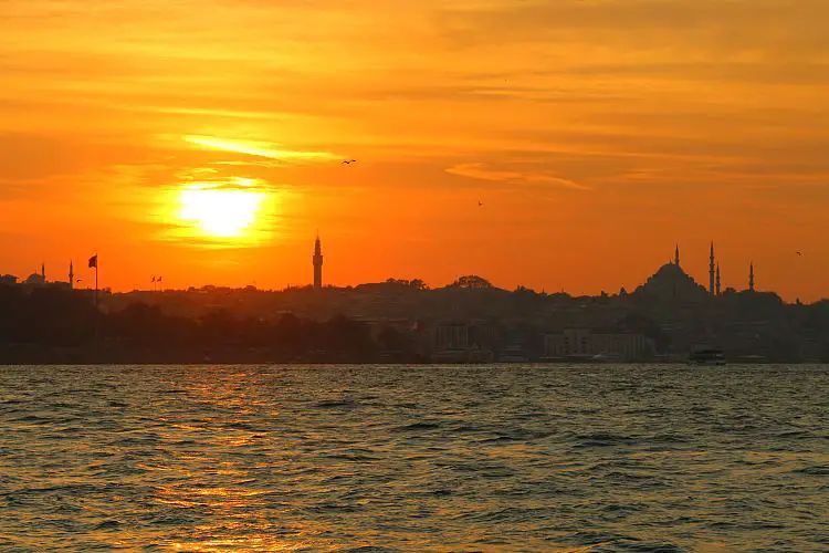 Orangefarbener Himmel während dem Sonnenuntergang in Istanbul. 