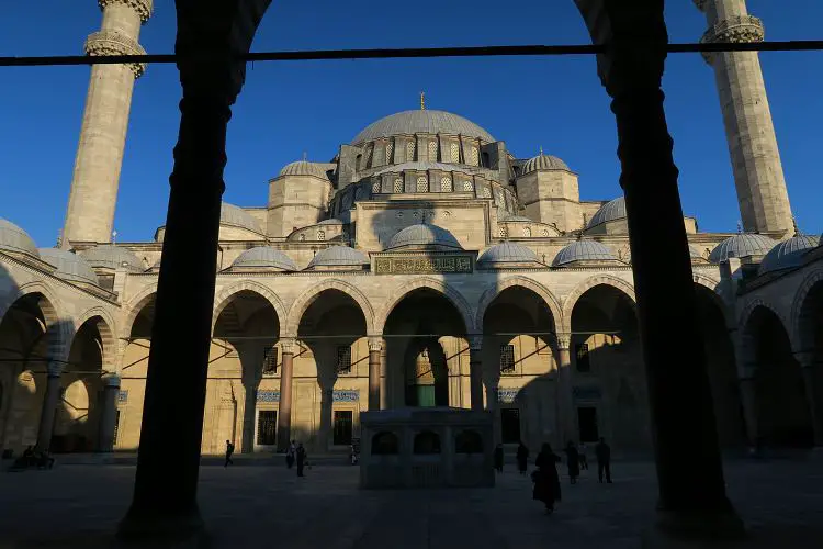 Der Innenhof der Süleymaniye Moschee. 