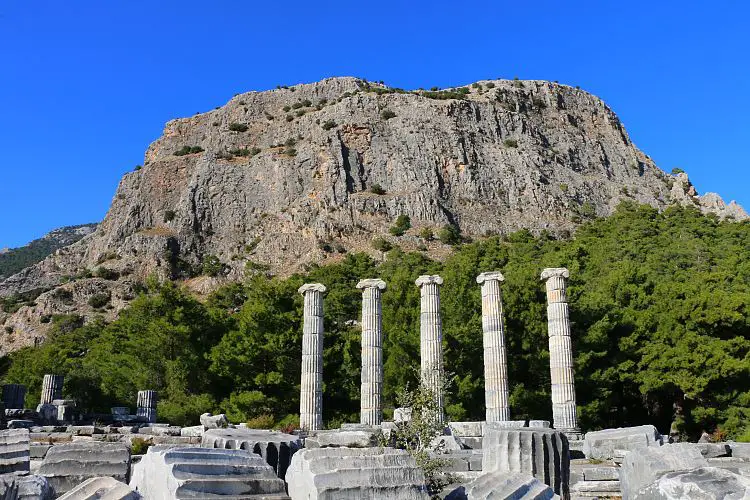 5 stehende Säulen des Athena Tempel