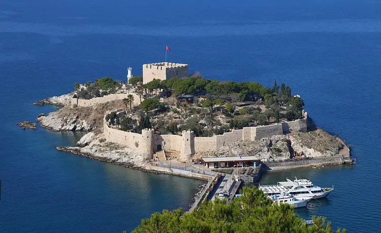 Die Burg auf der Taubeninsel in Kusadasi. 