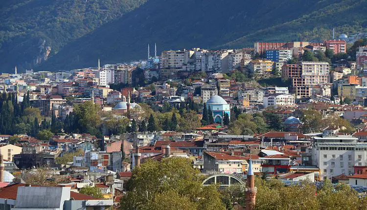 Altstadt, die Grüne Moschee und Berge