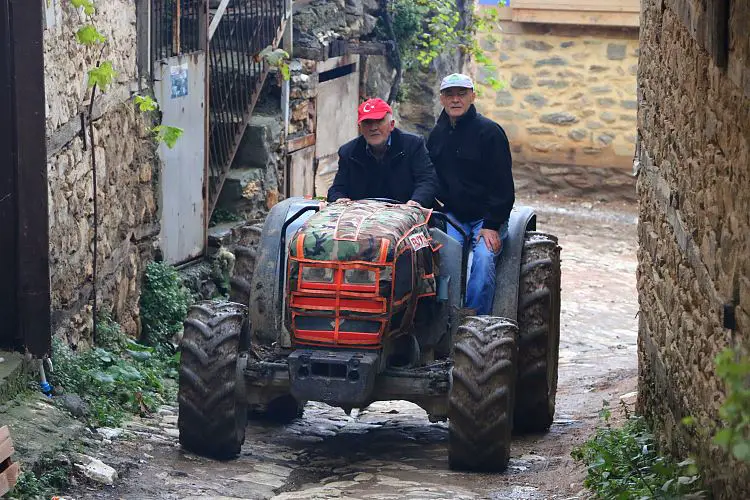 Ein roter Traktor