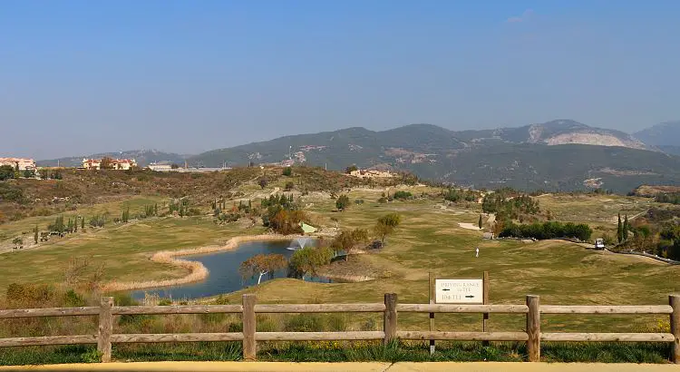 Der Golfplatz vom Clubhaus aus gesehen. 