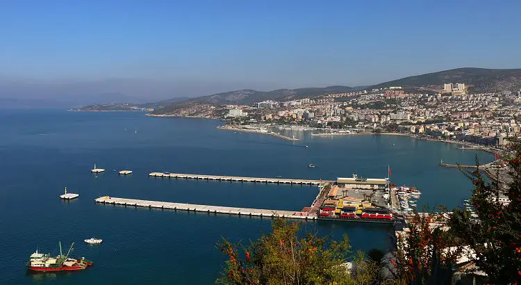 Blick auf den Kreuzfahrthafen und das Meer