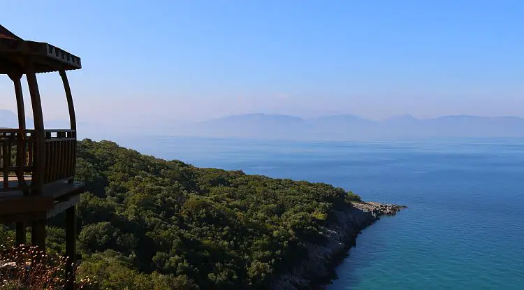 Blick von einem Aussichtspunkt auf die Insel Samos. 