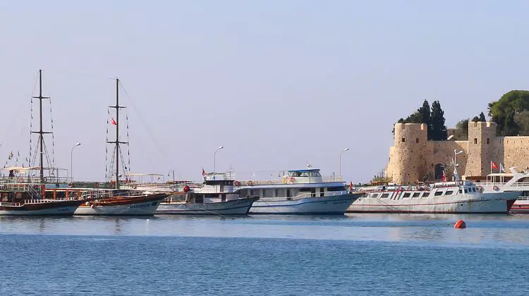 Türkische Gulet Segelschiffe am Damm zur Taubeninsel