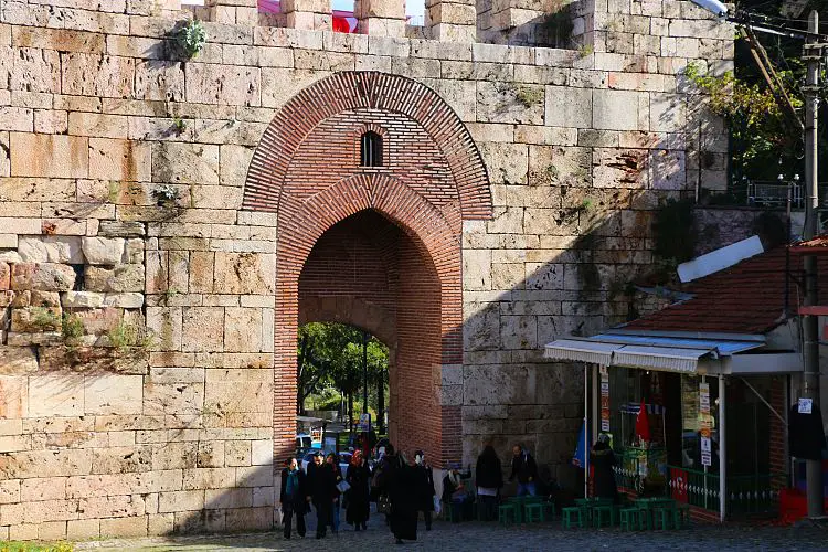 Teil der Stadtmauern und ein Tor