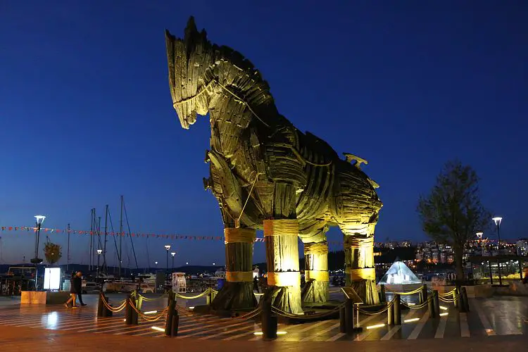 "Echte" Pferd aus dem Film Troja im Hafen von Canakkale