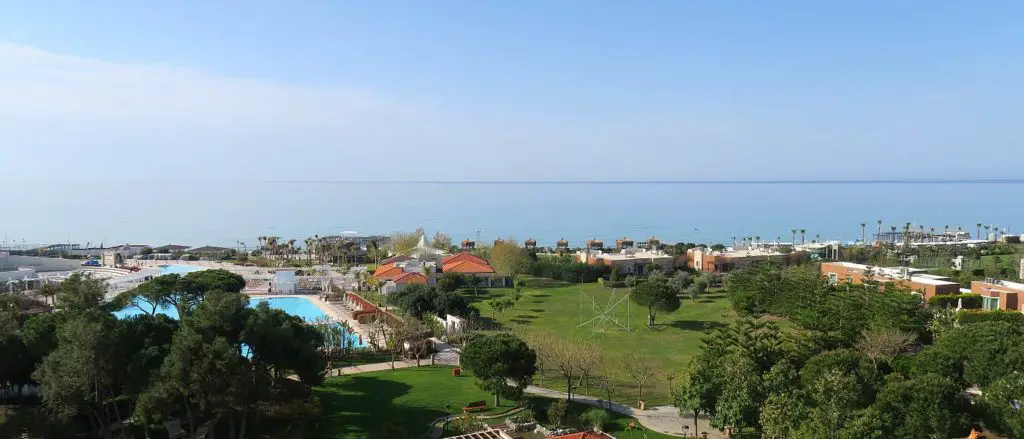 Der Park eines großen Hotel in Belek und der Ausblick auf das Meer.