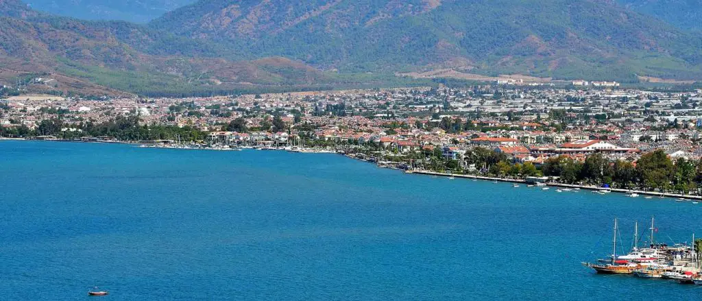 Hotels an der Küste von Fethiye mit dem Meer und den Bergen im Hintergrund