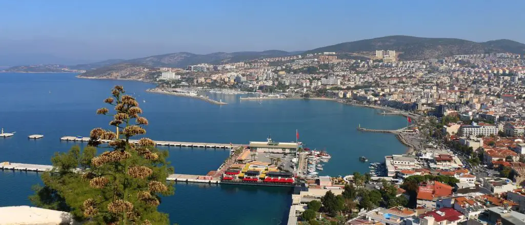 Der Hafen und die Innenstadt von Kusadasi.