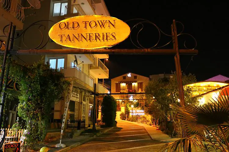 Schild mit der Aufschrift Old Town Tanneries in der Nacht