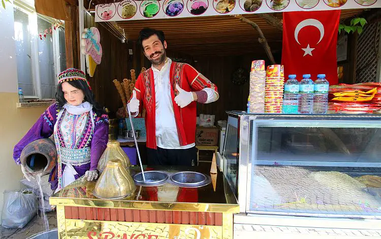 Türkischer Eiscremeverkäufer an seinem Stand