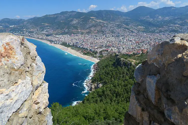 Das türkisblaue Meer und der Kleopatrastrand in Alanya.