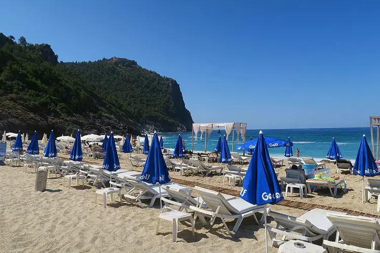 Sonnenschein und gutes Wetter am Kleopatrastrand in Alanya, mit Liegestühlen. 