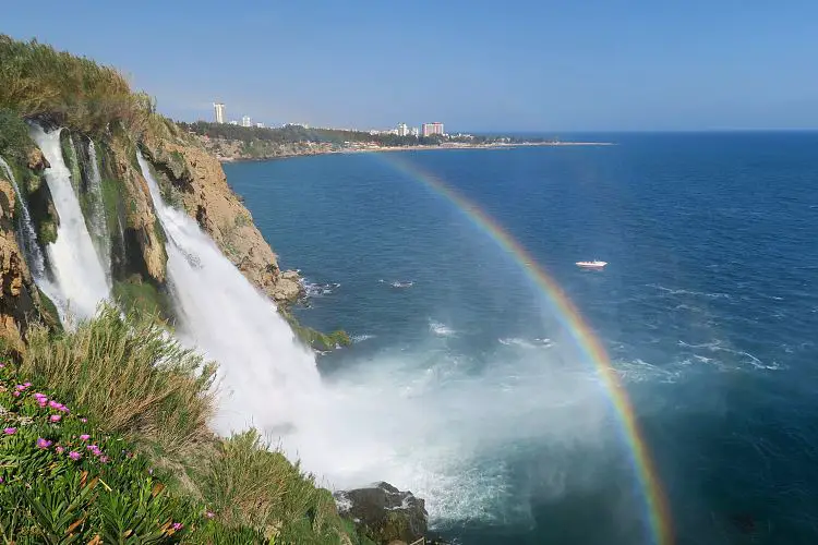 Ein Regenbogen am Düden Wasserfall in Antalya, das sonnige Wetter und Meer