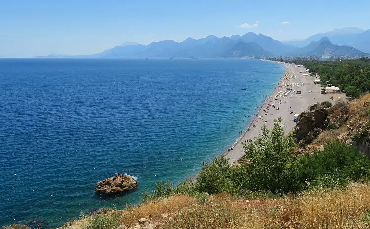 Das sonnige Wetter am Konyaalti Strand in Antalya. 