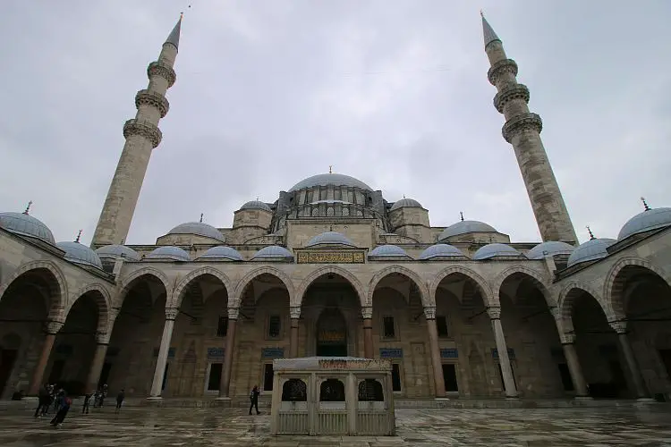 Innenhof der Blauen Moschee im Regen. 