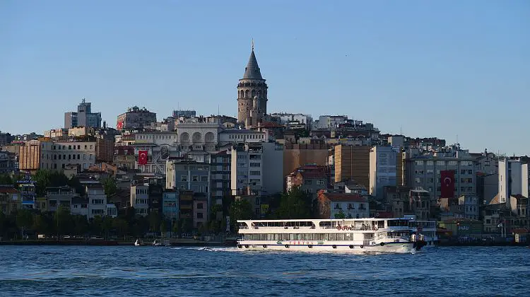 Der Galataturm, eine Bosporusfähre und der Bosporus. 